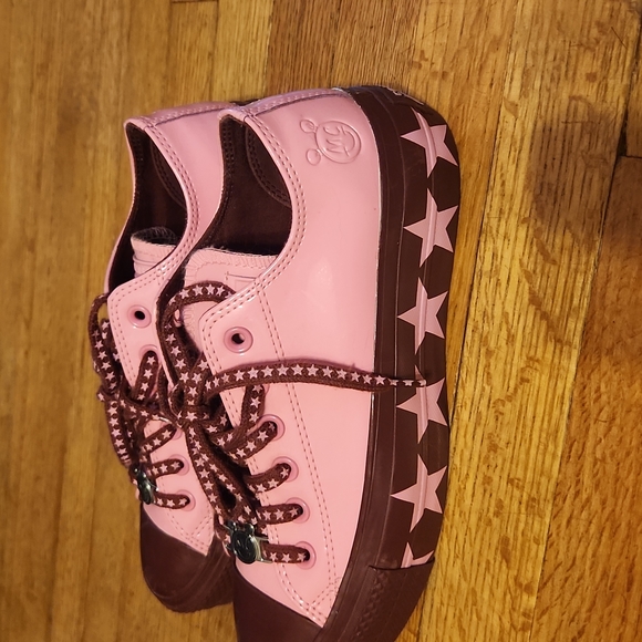 Collectors Minnie Mouse Converse - Picture 5 of 8